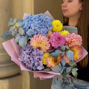 Красочный букет с георгинами «Радужное зарево»