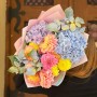 Красочный букет с георгинами «Радужное зарево»