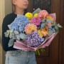 Красочный букет с георгинами «Радужное зарево»