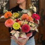 Интересный красочный букет с цинниями «Осенняя няшечка»