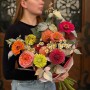 Интересный красочный букет с цинниями «Осенняя няшечка»