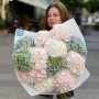 15 розкішних гортензій у букеті «Солодкий туман»