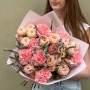 Ніжний ароматний букет із кущовою півонієвидною трояндою «Вечірня ніжність»