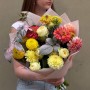 Светлый осенний букет с георгинами «Уютное тепло»