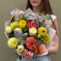 Светлый осенний букет с георгинами «Уютное тепло»