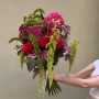 Яркий букет с целлозией в малиновых оттенках «Стильная осень»