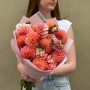 15 персиковых георгин в букете «Сочные абрикосы»