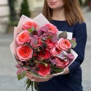 Микс из 11 пионовидных роз Pink X-Pression и Candy X-Pression в букете «Ягодное искушение»