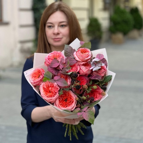 Микс из 11 пионовидных роз Pink X-Pression и Candy X-Pression в букете «Ягодное искушение»
