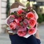 Микс из 11 пионовидных роз Pink X-Pression и Candy X-Pression в букете «Ягодное искушение»