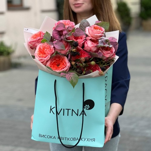 Микс из 11 пионовидных роз Pink X-Pression и Candy X-Pression в букете «Ягодное искушение»