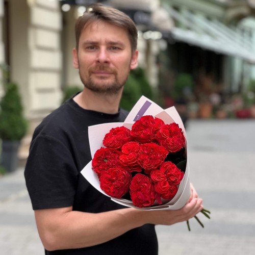 9 пионовидных роз Red Monster в букете «Огненные кудри»