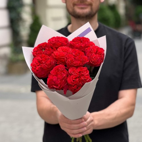9 пионовидных роз Red Monster в букете «Огненные кудри»