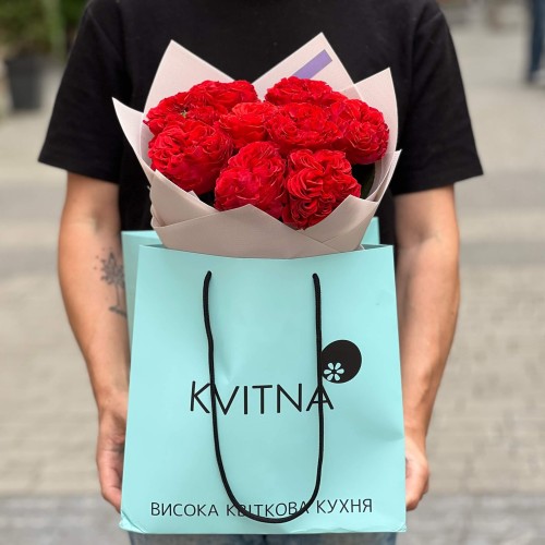 9 пионовидных роз Red Monster в букете «Огненные кудри»