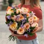 Нежный букет с пионовидными розами и клематисом «Персиковый мусс»