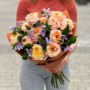 Нежный букет с пионовидными розами и клематисом «Персиковый мусс»