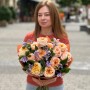Нежный букет с пионовидными розами и клематисом «Персиковый мусс»