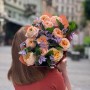 Нежный букет с пионовидными розами и клематисом «Персиковый мусс»