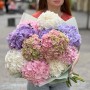 11 роскошных гортензий в букете «Сентябрьское небо»
