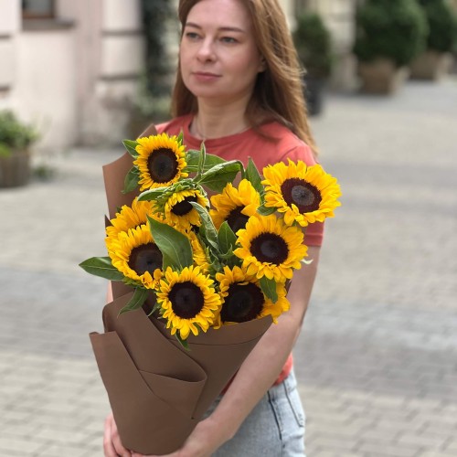 Букет из 11 подсолнухов «Солнечный ветер»
