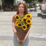 Букет из 11 подсолнухов «Солнечный ветер»