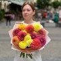 15 різнобарвних жоржин у букеті «Цитрусові мармеладки»