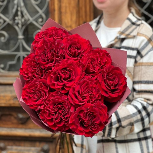 11 роскошных роз сорта Hearts в букете «Танец сердец»