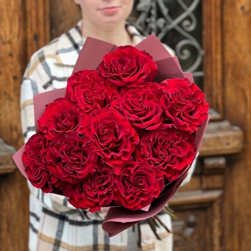 11 роскошных роз сорта Hearts в букете «Танец сердец»