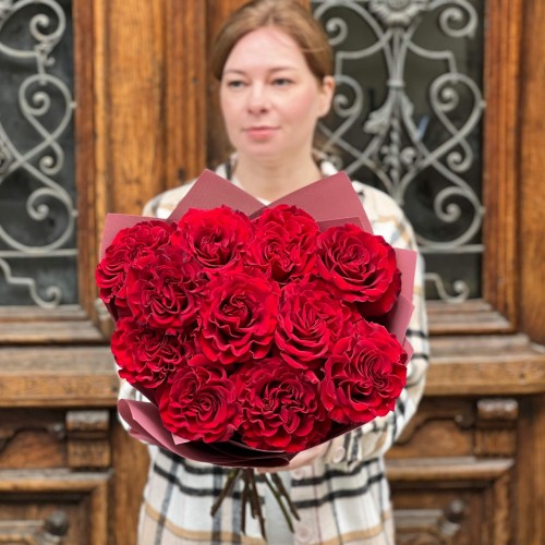 11 роскошных роз сорта Hearts в букете «Танец сердец»