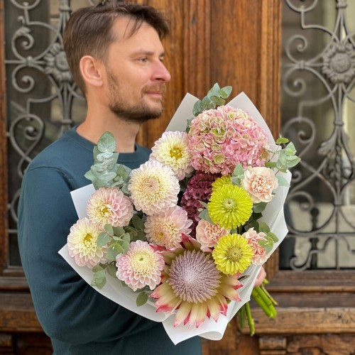 Light Bouquet with King Protea «Romantic Mariyka»
