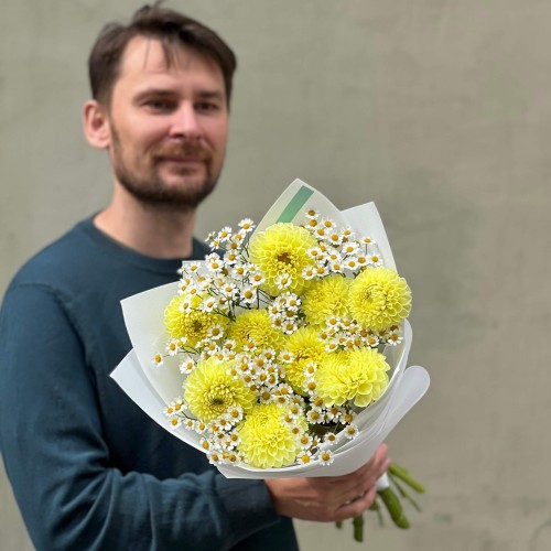Жизнерадостный букет с лимонными георгинами и танацетумом «Солнышки для тебя»