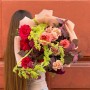 Интересный букет с пионовидной розой и целозией «Яркая Мария»