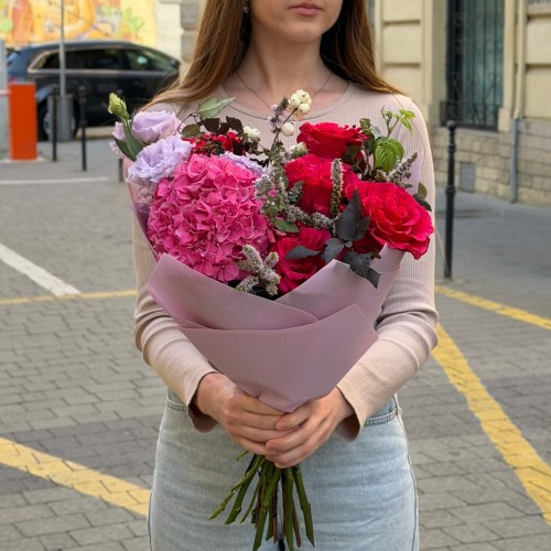 Букет в насыщенных оттенках с гортензией «Любовь к Маричке»