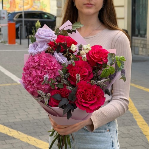 Букет в насыщенных оттенках с гортензией «Любовь к Маричке»