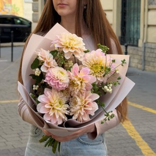 Элегантный букет с георгинами «Нежная осень»