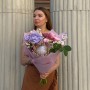 Интересный букет с протеей и сезонной целозией «Под звездой любви»