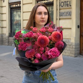 Цікавий букет у малинових відтінках із жоржинами «Ягідний вечір»