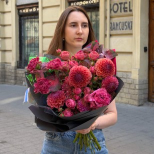 Striking Bouquet in Raspberry Tones with Dahlias «Berry Evening»