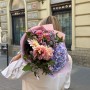 Ніжний пастельний букет із гортензією та жоржинами «Барвисте небо»