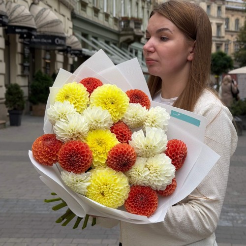 Микс из 21 георгины в букете «Лучи радости»