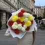 Микс из 21 георгины в букете «Лучи радости»