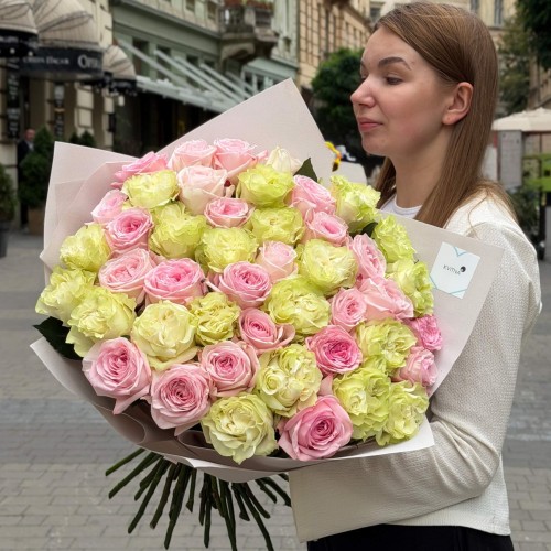 Ніжний мікс із півонієвидних троянд сортів Moonstone та Pink O’Hara «Солодкий флірт»