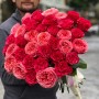Роскошный букет из пионовидных роз Candy X-Pression и Exotix Berry «Тропический день»