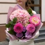 Милий букет із жоржинами та гортензією «Малиновий серпанок»