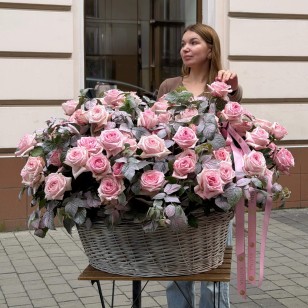 Розкішний кошик із півонієвидними трояндами Pink O’Hara у садовому стилі «Коли приходить любов»