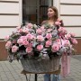 Розкішний кошик із півонієвидними трояндами Pink O’Hara у садовому стилі «Коли приходить любов»