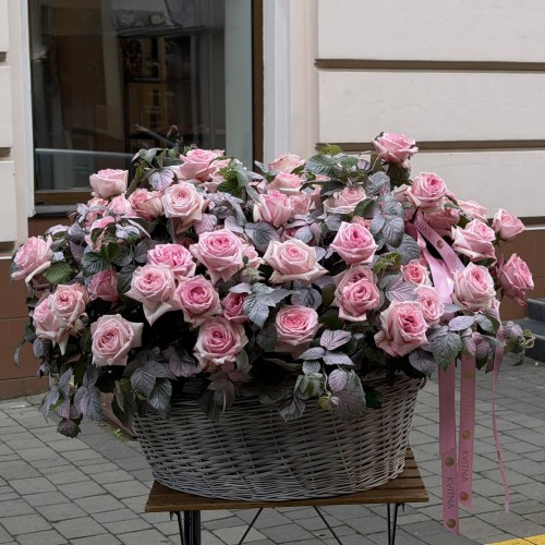 Розкішний кошик із півонієвидними трояндами Pink O’Hara у садовому стилі «Коли приходить любов»