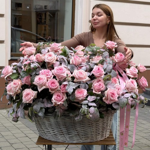 Розкішний кошик із півонієвидними трояндами Pink O’Hara у садовому стилі «Коли приходить любов»