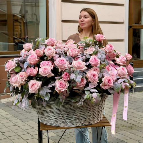 Розкішний кошик із півонієвидними трояндами Pink O’Hara у садовому стилі «Коли приходить любов»