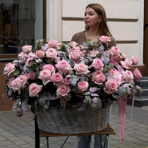 Розкішний кошик із півонієвидними трояндами Pink O’Hara у садовому стилі «Коли приходить любов»